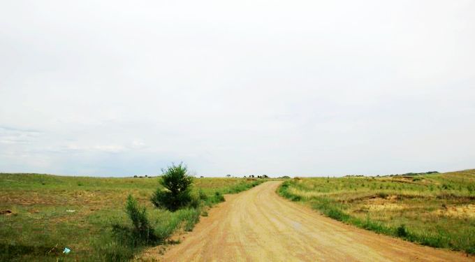 迎峰湖景区的土路