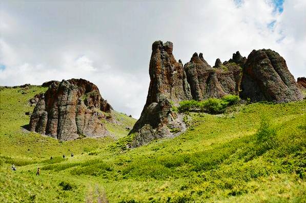 哈日诺尔驼峰岭