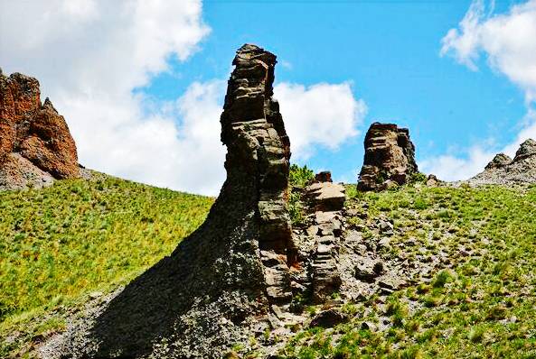 哈日诺尔驼峰岭