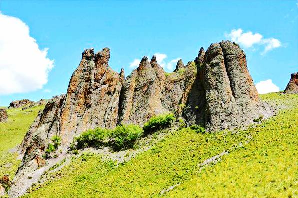 哈日诺尔驼峰岭