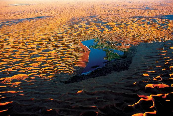 阿拉善月亮湖沙漠生态旅游区（AAAA级）