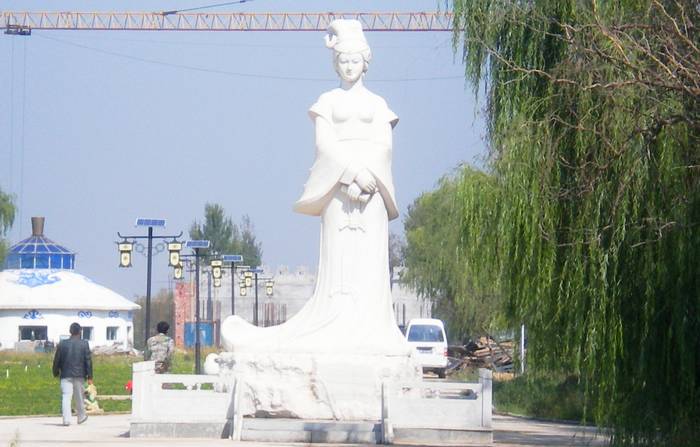 鄂尔多斯昭君城旅游区昭君塑像